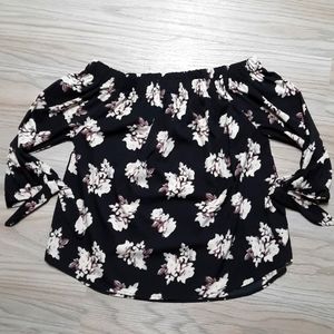 Time To Bloom women's off the shoulder shirt. Size Large